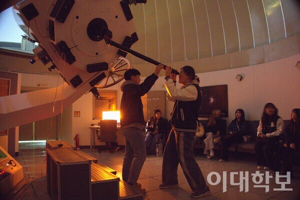 김한결(기후에너지·24)씨는 “전문 장비를 통한 관측 활동이 새로웠다”며, “다 함께 별을 볼 때면 스트레스가 해소된다”고 소감을 밝혔다. <strong>정영인 사진기자