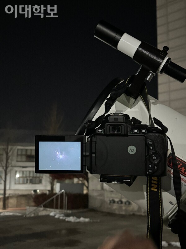 망원경에 카메라를 직초점으로 연결해 오리온 대성운(M42)을 찍는 장면. 제공=폴라리스
