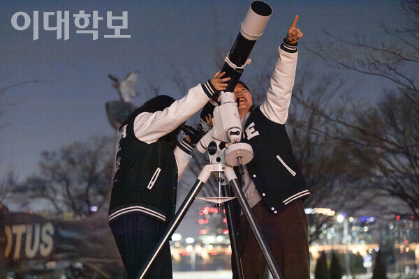 김한결(기후에너지·24)씨 밤하늘을 가리키고, 이소미(반도체·25)씨가 목성과 그 위성들을 관측하고 있다. <strong>진유경 사진기자