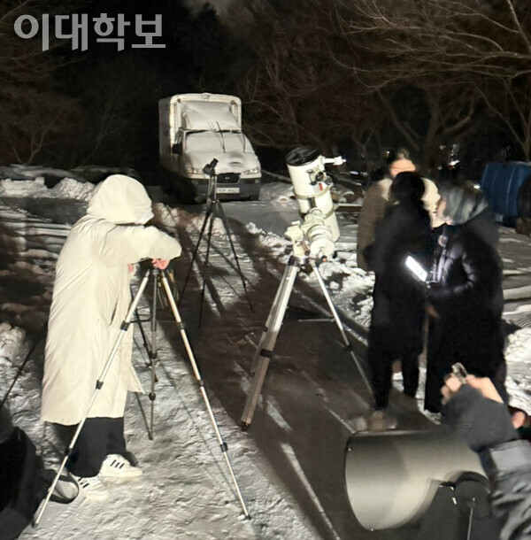겨울 정기 관측회 당시 눈밭에서 망원경을 조립하는 폴라리스 부원들. 제공=폴라리스