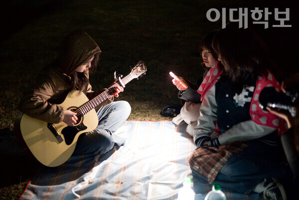 관측이 끝난 후 폴라리스 부장 최정원(건도시·23)씨가 기타로 검정치마의 ‘기다린만큼 더’를 연주하고 있다. 연주를 들으며 함께 즐기고 있는 부원들의 모습. <strong>채의정 사진기자