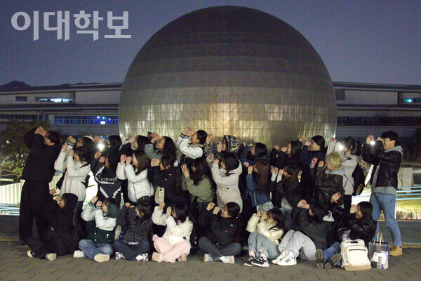 국립과천과학관 천체투영관 앞에서 폴라리스 부원들이 공식 포즈인 ‘망원경으로 별을 올려다보는’ 자세를 취하고 있다. <strong>정영인 사진기자