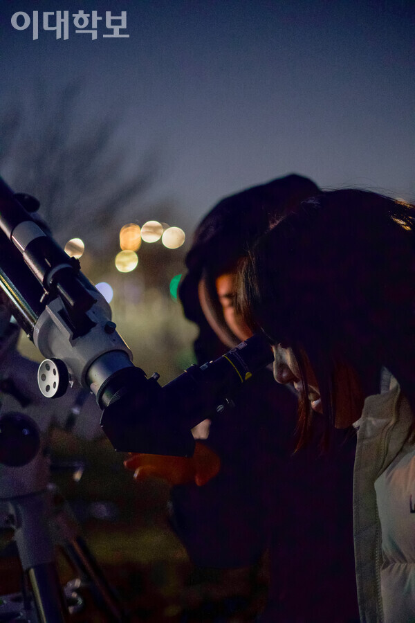 폴라리스 부원들이 달의 표면을 관측하고 있다. <strong>채의정 사진기자