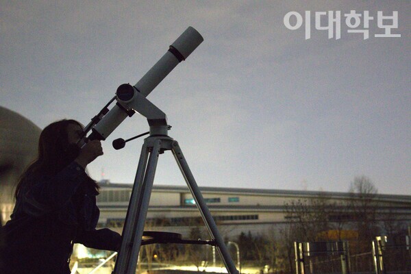천체망원경을 통해 밤하늘의 별을 올려다보는 모습. 폴라리스 부원들은 망원경을 다루는 법을 배우며 개별 관측 활동을 진행했다. 정영인 사진기자