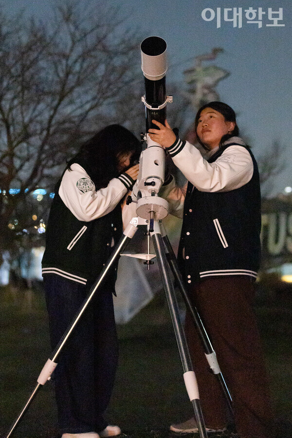 목성을 관측하기 위해 이소미(반도체·25)씨와 김한결(기후에너지·24)씨가 망원경을 조정하고 있다. <strong>진유경 사진기자