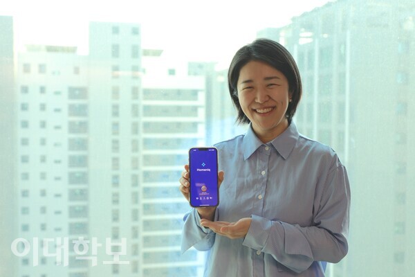 박일령씨가 기획과 개발을 맡고 있는 주거생활 앱 ‘홈닉’을 소개하며 환하게 웃고 있다. <strong>채의정 사진기자