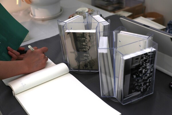 ECC 대산갤러리에서 진행된 이화여전 설립 100주년 특별전시 모습. 방명록과 자유롭게 가져갈 수 있는 엽서들이 비치되어 있다. <strong>진유경 사진기자