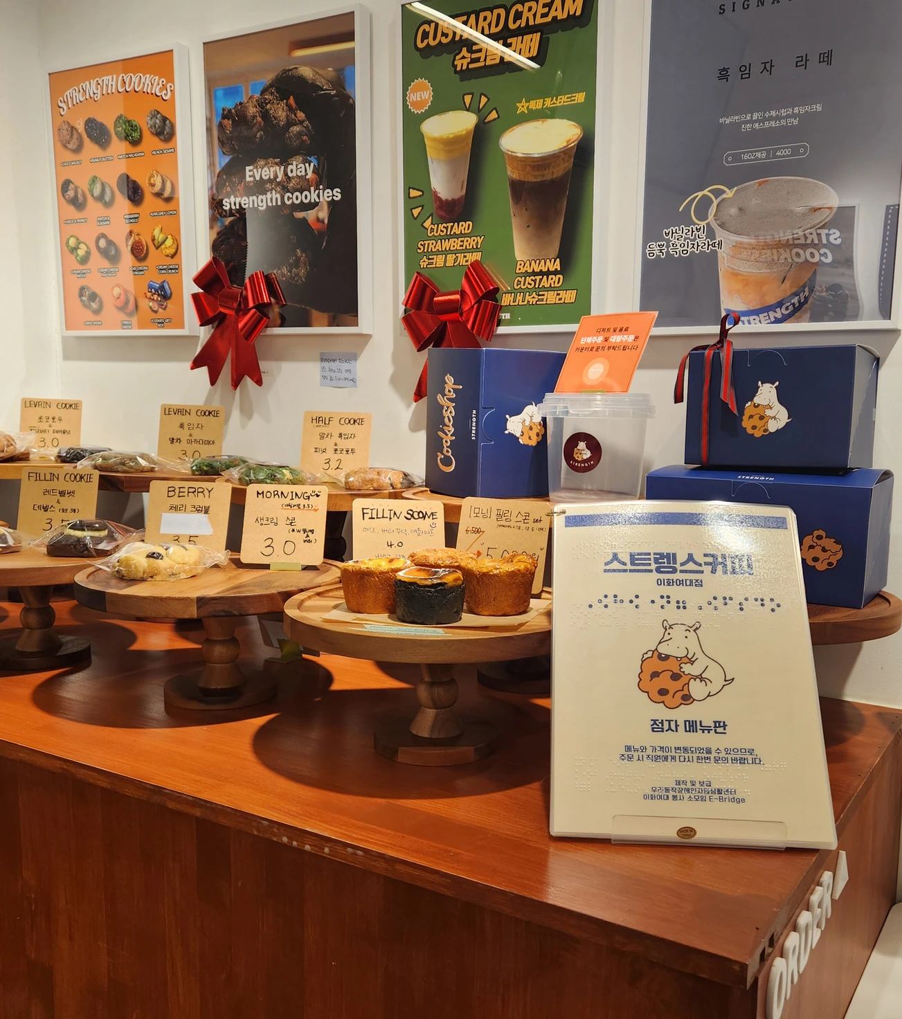 카페 ‘스트렝스커피’에 이브릿지의 점자 메뉴판이 설치된 모습. 제공=이브릿지(E-Bridge)