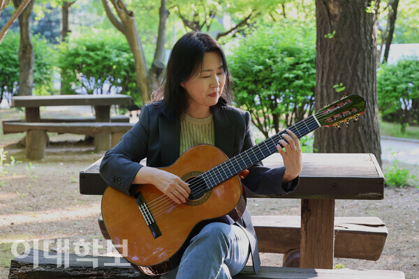 “기타는 나의 반려자”라고 표현하는 신경숙 회장. 그는 “힘들고 복잡한 생각이 많아도 기타만 치면 마음이 편안해진다”며 기타를 향한 사랑을 이야기했다. 진유경 사진기자