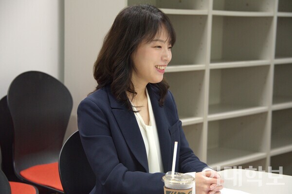최서연씨는 우리대학 법학전문대학원에선 “경쟁보단 ‘협력의 선순환’이 이뤄진다”고 말했다. 정영인 사진기자
