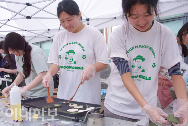 중앙 도시농업 동아리 ‘스푼걸즈’의 부원들이 화전을 부치고 있다. 남윤우(의류산업·22)씨는 “농협의 ‘우리 쌀 소비 촉진 캠페인’에 참여하고 있는데, 쌀이 들어간 메뉴 중 화전을 떠올리게 됐다”며, “재방문해주는 벗들을 보니 정말 뿌듯하다”고 소감을 밝혔다. <strong>정영인 사진기자
