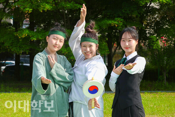 대동제 둘째 날에 이뤄진 ‘이화의 마블’의 진행을 맡은 ‘이화의 집사들’ <strong>진유경 사진기자