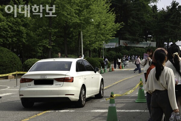 차량이 통제되지 않은 학문관 앞. 학생들 옆으로 차가 지나가는 모습. <strong>진유경 사진기자