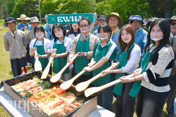 대동제의 새로운 이름 ‘Liberte’가 적힌 비빔밥을 비비기 전 미소짓는 이화인들과 영산줄다리기보존회 회장 이칠봉(67)씨의 모습. <strong>정영인 사진기자