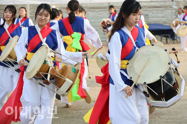 이화여대풍물패연합 '이풍' 부원들이 장구를 치고 있는 모습. <strong>채의정 사진기자