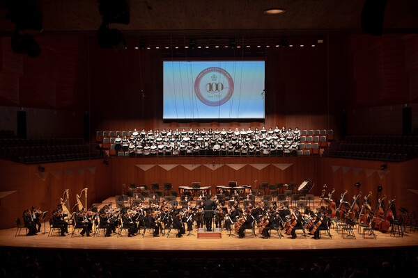 음대 창립 100주년을 기념해 이화 오케스트라가 예술의전당 콘서트홀에서 공연을 하고 있다. 출처=음악대학  