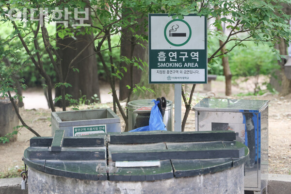 진선미관 앞 우물가에 마련된 흡연구역. 채의정 사진기자