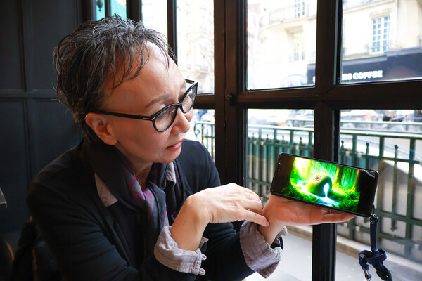 ‘버튼 시리즈’ 중 AI를 기반으로 한 영상 작업물을 보여주는 윤애영씨. <strong>정재윤 기자