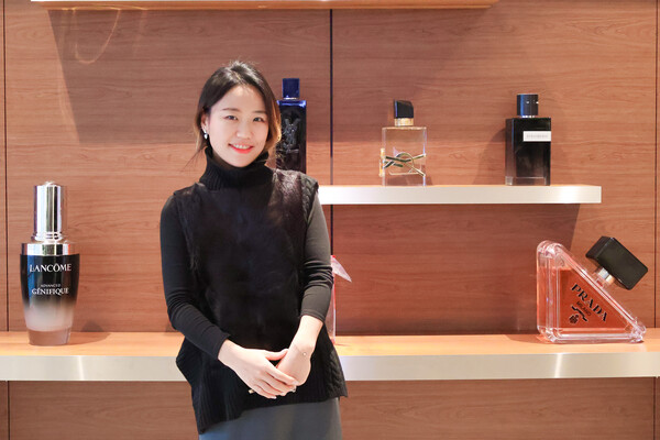 윤유영씨는 로레알파리 본사에서 입생로랑 립 중장기 전략 수립과 신제품 개발을 맡고 있다. <strong>정재윤 기자