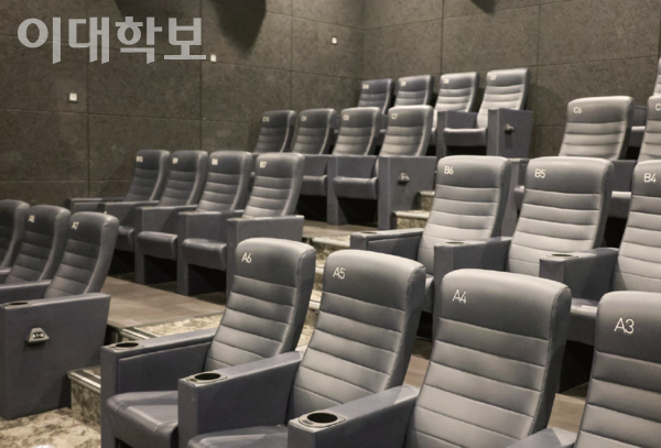 라이카 시네마 상영관 내부. 관람석 수가 적어 간격이 넓고, 집중도 높은 관람이 가능하다. 채의정 사진기자