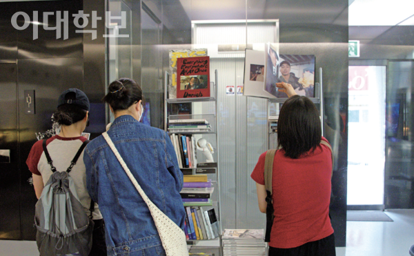 라이카 시네마에 마련된 책장에는 영화와 관련된 도서가 꽂혀있다. 영화를 관람하기 전 관객들이 도서를 둘러보고 있다. 정영인 사진기자