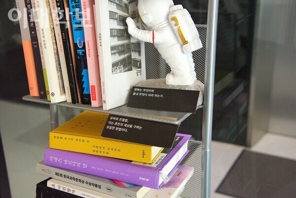 책장에 “영화는 무엇이며 끝내 무엇이 되려 하는가.”라는 문구가 적혀있다. 정영인 사진기자