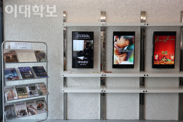 라이카 시네마 1층 스크린에서 현재 상영작 포스터들이 재생되고 있다. 채의정 사진기자