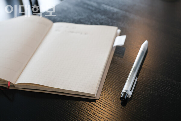 라이카 시네마에서 영화를 본 후 감상을 기록하기 위해 준비한 펜과 노트. 채의정 사진기자