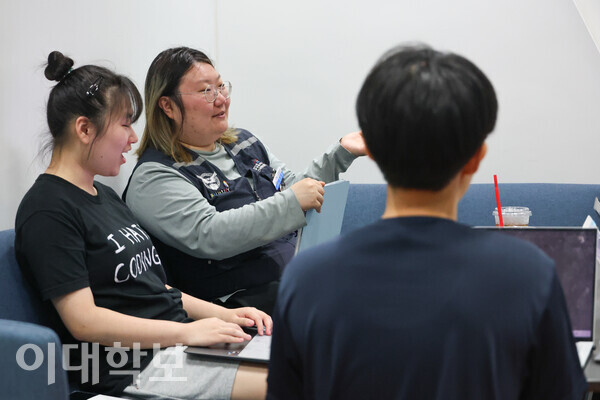 대선대담에 참여한 이화인들이 성평등 이슈에 대한 서로의 생각을 공유하고 있다. 채의정 사진기자