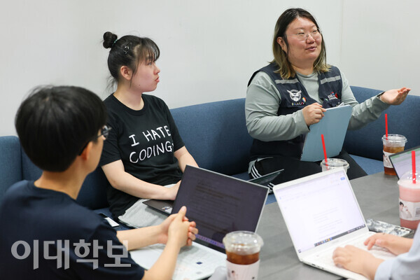 조민형씨가 여성·소수자 의제와 노동권에 대해 발언하고 있다. 채의정 사진기자