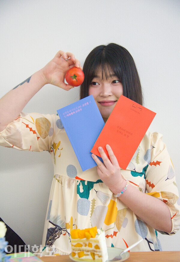 고선경 시인의 방황하던 20대 시절 이야기가 담긴 시집 ‘샤워젤과 소다수’, ‘심장보다 단단한 토마토 한 알’. <strong>진유경 사진기자