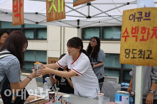대동제 부스에서 수박화채를 판매한 이큐브. 아이돌 생일카페 후 남은 컵을 재활용했다. <strong>진유경 사진기자