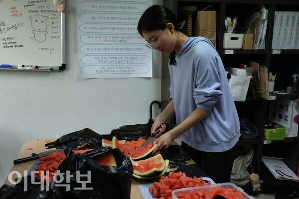 대동제 이큐브 부스에서 사용할 수박을 이큐브 부원 진채현(과교·24)씨가 손질하고 있다. 진유경 사진기자