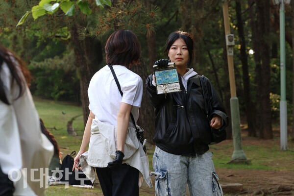 이큐브 대표 김수진(디자인⋅23)씨가 플로깅 활동 중 주운 쓰레기를 들어 보이고 있다. <strong>진유경 사진기자