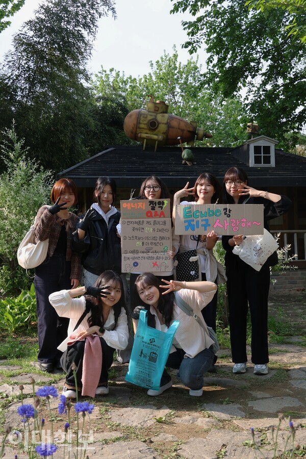 11일 어린이대공원에서 열린 ‘제5회 경기 서울 청소년 연합 환경 캠페인’에 참여한 이큐브 부원들의 모습. <strong>진유경 사진기자
