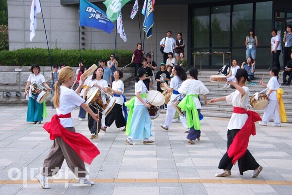 학생문화관 광장에서 ‘이화풍물패연합’의 공연이 열렸다. 조예린(사회·23)씨는 “이번 행사에 풍물패가 빠질 수 없다고 생각했고, 참여할 수 있어 감사했다”고 소감을 밝혔다. 정영인 사진기자