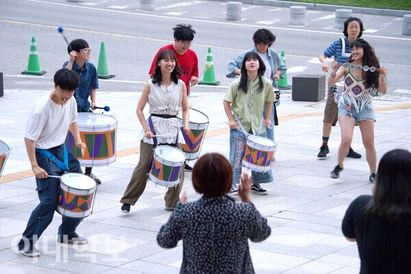 브라질리언 퍼커션 앙상블팀 ‘호레이(HOORAY)’가 각종 타악기를 연주하며 폐막식 공연을 선보이고 있다. 정영인 사진기자