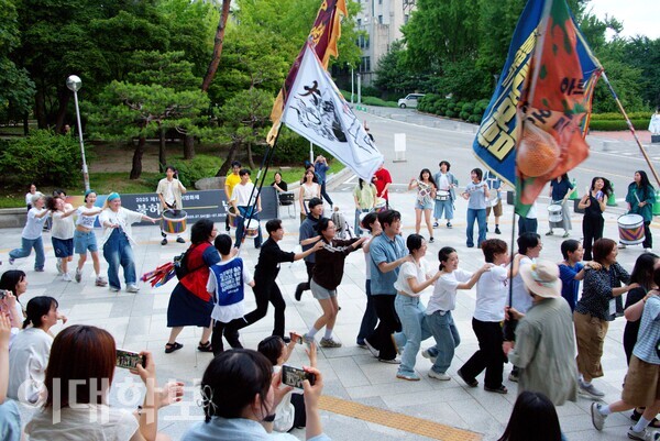 ‘호레이(HOORAY)’의 공연 중 다 함께 일어선 관중이 음악에 맞춰 기차놀이를 하고 있는 모습. 정영인 사진기자