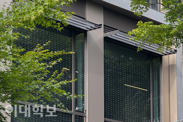 ‘조류 충돌 방지 테이프’가 부착돼 있는 연구협력관 남측면(숲과 인접한 면)의 모습. 김윤희 기자