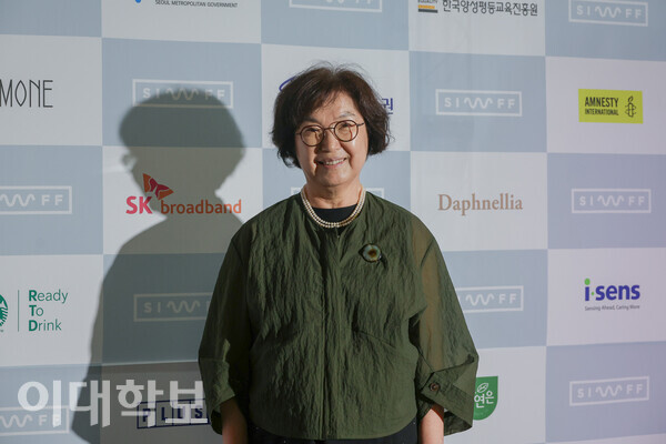 우리대학 김은실 명예교수(여성학과)가 퍼플카펫에 올라 미소짓고 있다. <strong>진유경 사진기자