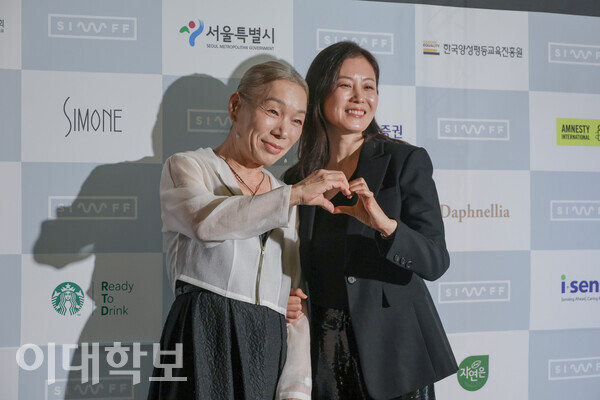 제27회 서울국제여성영화제 퍼플카펫에 배우 이향란(왼쪽), 문소리씨가 참여해 모녀 간의 ‘손 하트’를 만들어 보이고 있다. <strong>진유경 사진기자
