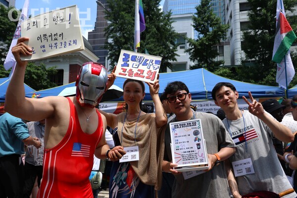 서울퀴어퍼레이드 부스에 한국 최초 성소수자 교회 ‘로뎀나무그늘교회’가 참여했다. 출처=이대학보 DB