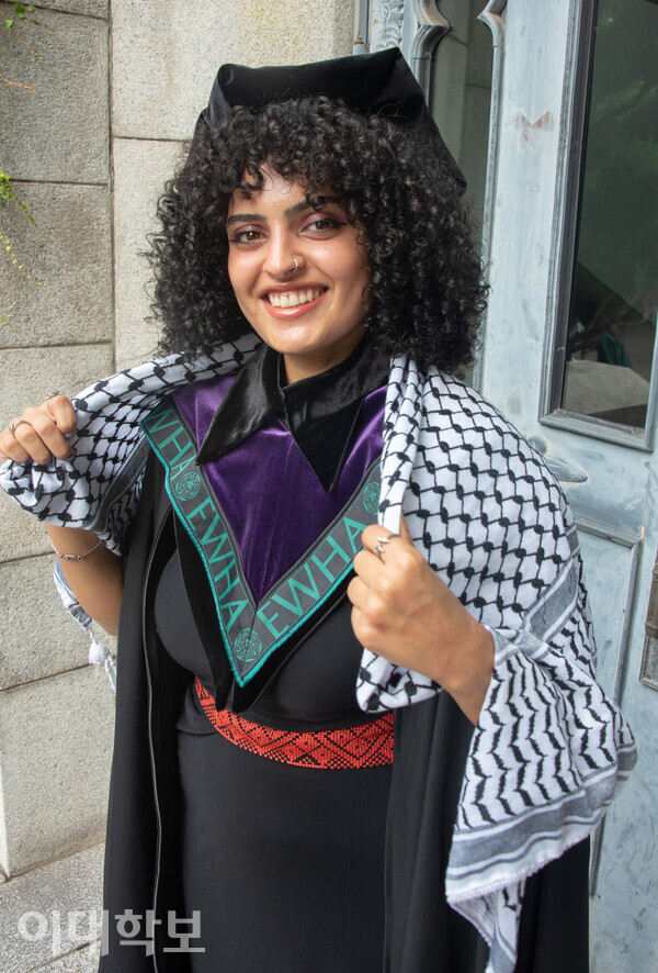 시마 자예드(Sima Zayed)씨가 팔레스타인 전통 복장인 케피야(Keffiyeh)를 두른 채 미소짓고 있다. 정영인 사진기자