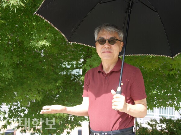 가을우기 현상을 연구하는 허창회 교수가 우산을 들고 미소짓고 있다. 정영인 사진기자