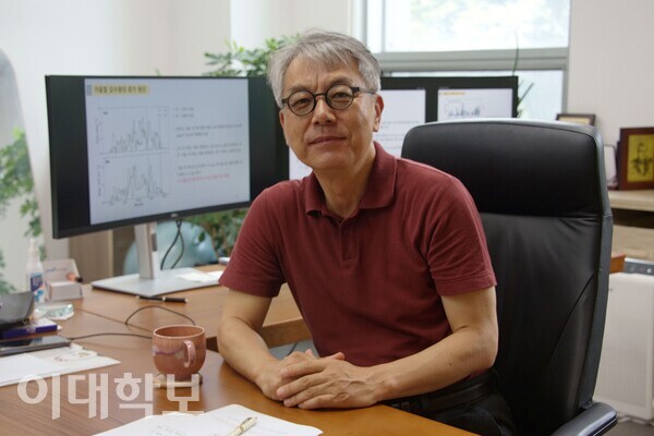 연구실에서 가을철 강수량 통계 자료를 제작하는 허창회 교수의 모습. 정영인 사진기자