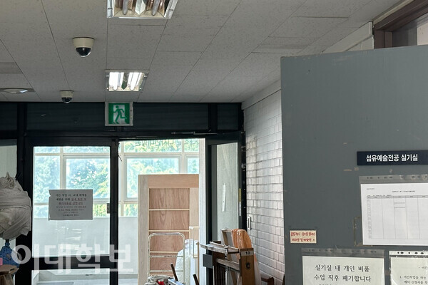 조형예술관 B동 4층 섬유예술전공 실기실 앞과 건물 출입구를 비추는 CCTV 2대. 한재유 기자