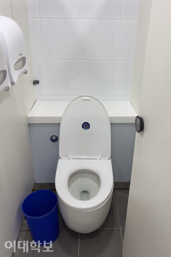 ECC 지하 2층 IT 서비스센터 인근 화장실의 양변기가 리모델링 공사 후 범용 모델로 교체됐다. 이지원 기자