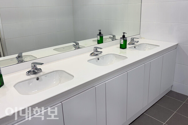 세면대와 거울이 교체된  ECC 지하 2층 IT 서비스센터 인근 화장실. 이지원 기자