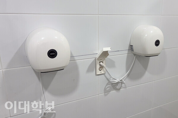 리모델링 공사 후 ECC 지하 2층 IT 서비스센터 인근 화장실의 타일이 교체됐다. 이지원 기자