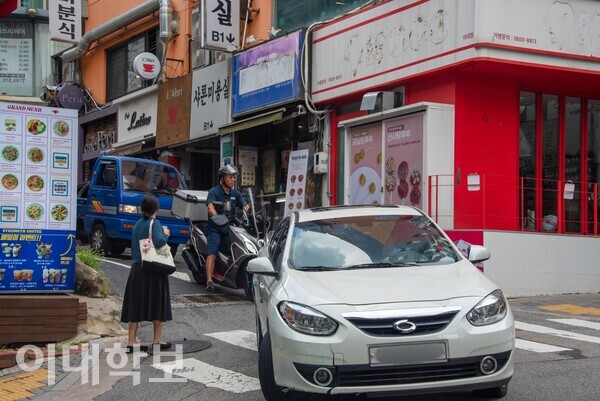 이화여대7길과 8길이 만나는 교차로. 진유경 사진기자